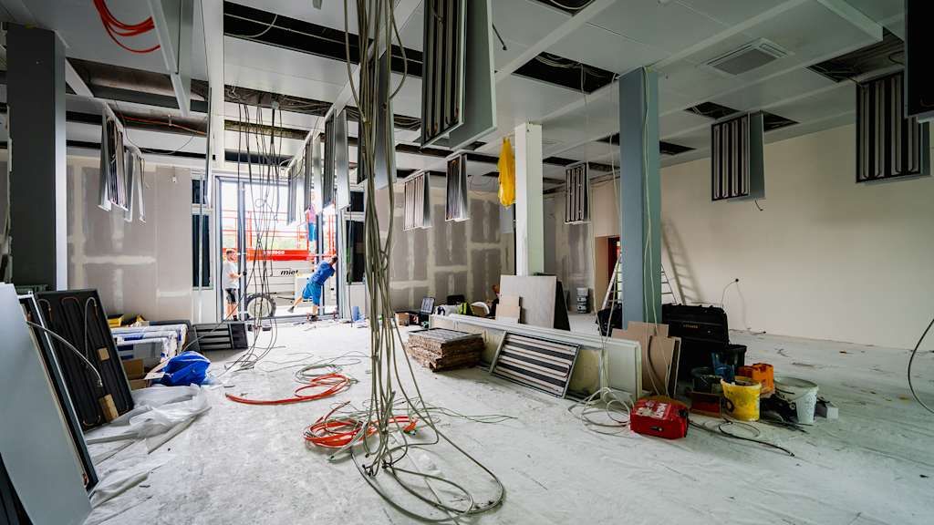 Interior d'un edifici en obres amb instal·lacions al sostre