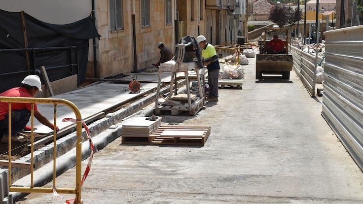 Rasa oberta al carrer per a l'escomesa de serveis d'un edifici