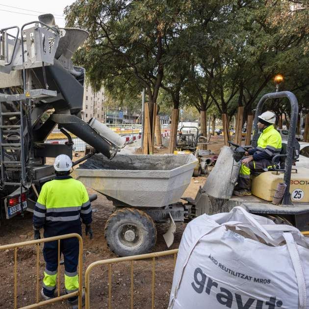 Operaris i maquinària treballant en una obra d'urbanització