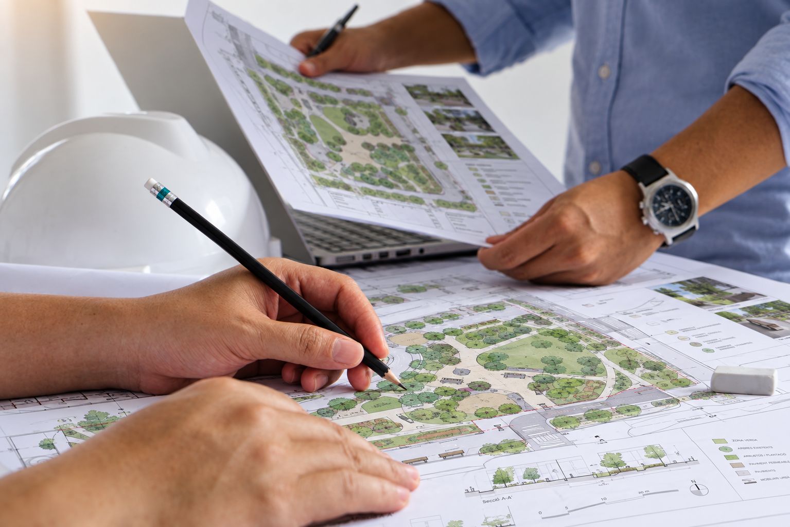 Tècnics revisant els plànols d'un projecte d'urbanització
