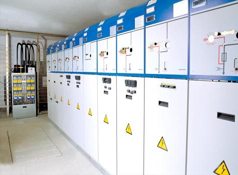 Interior d'un centre de transformació amb cel·les i quadres elèctrics