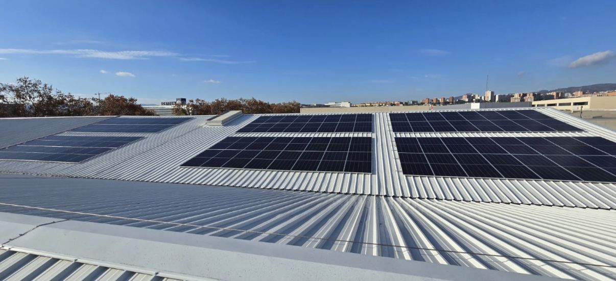 Instal·lació fotovoltaica sobre la coberta d'una nau industrial