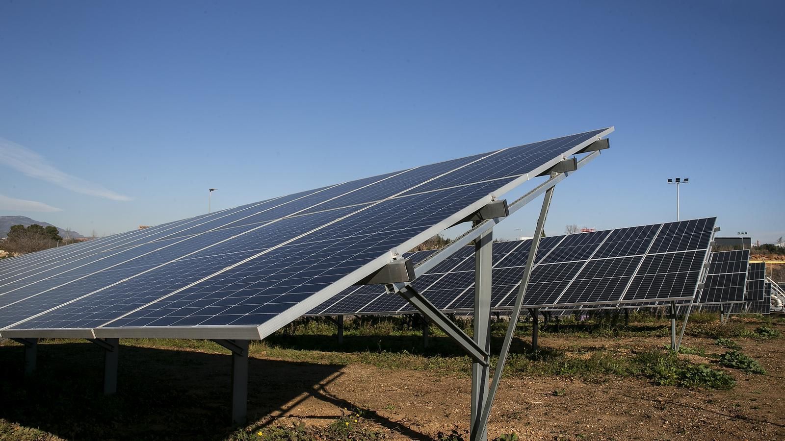 Planta fotovoltaica sobre terreny