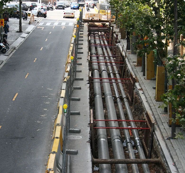 Rasa oberta en un carrer amb quatre canonades d'una xarxa de districte